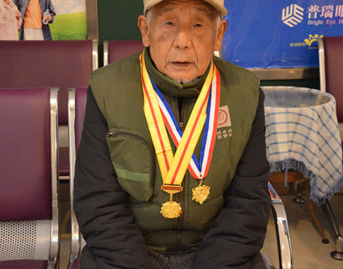 白內障復明公益暖人心 抗戰老兵感恩送錦旗