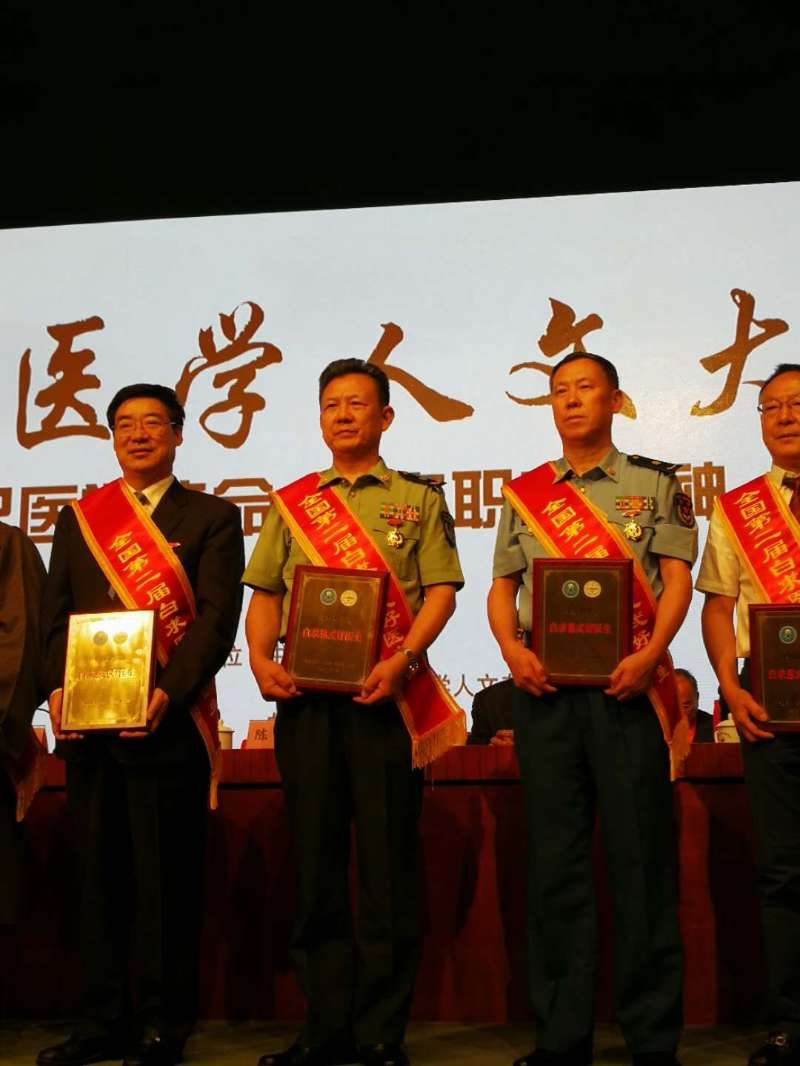 烏魯木齊普瑞眼科副院長李宏榮獲“白求恩式好醫生”稱號