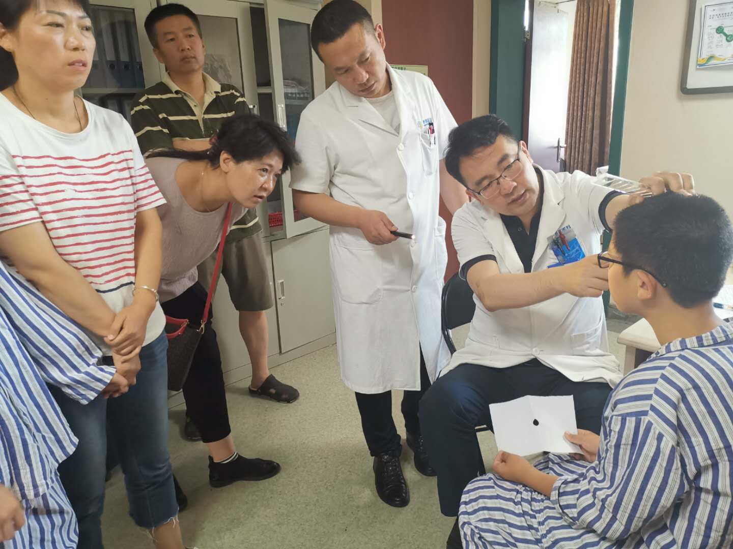 斜弱視專家楊士強博士來疆親診，耐心細致受稱贊