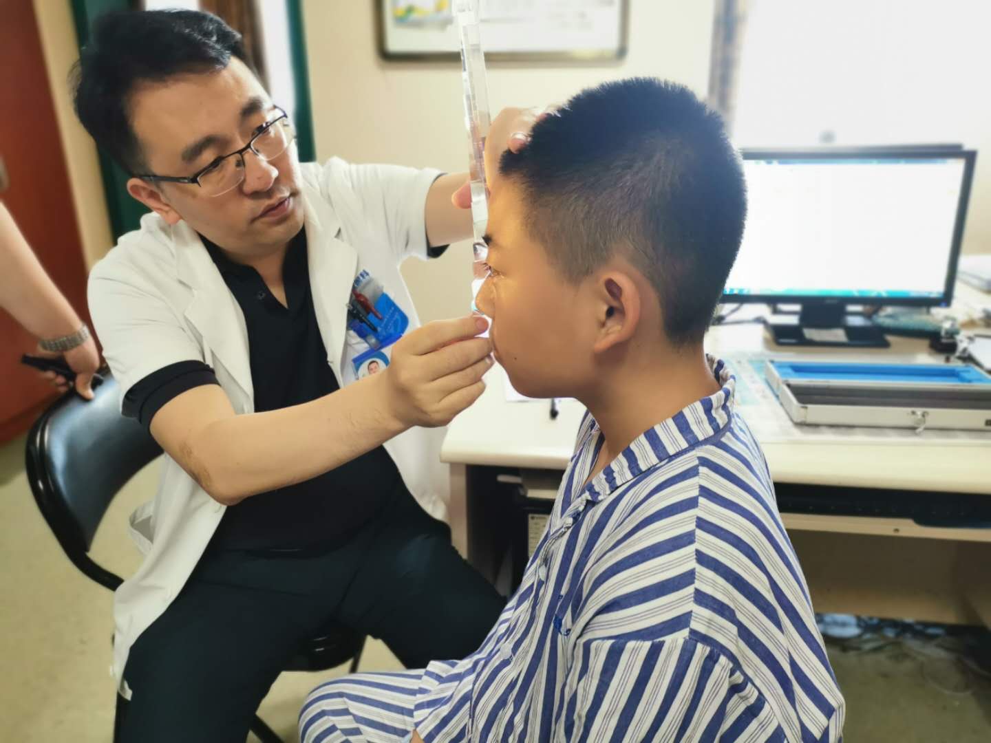 斜弱視專家楊士強博士來疆親診，耐心細致受稱贊