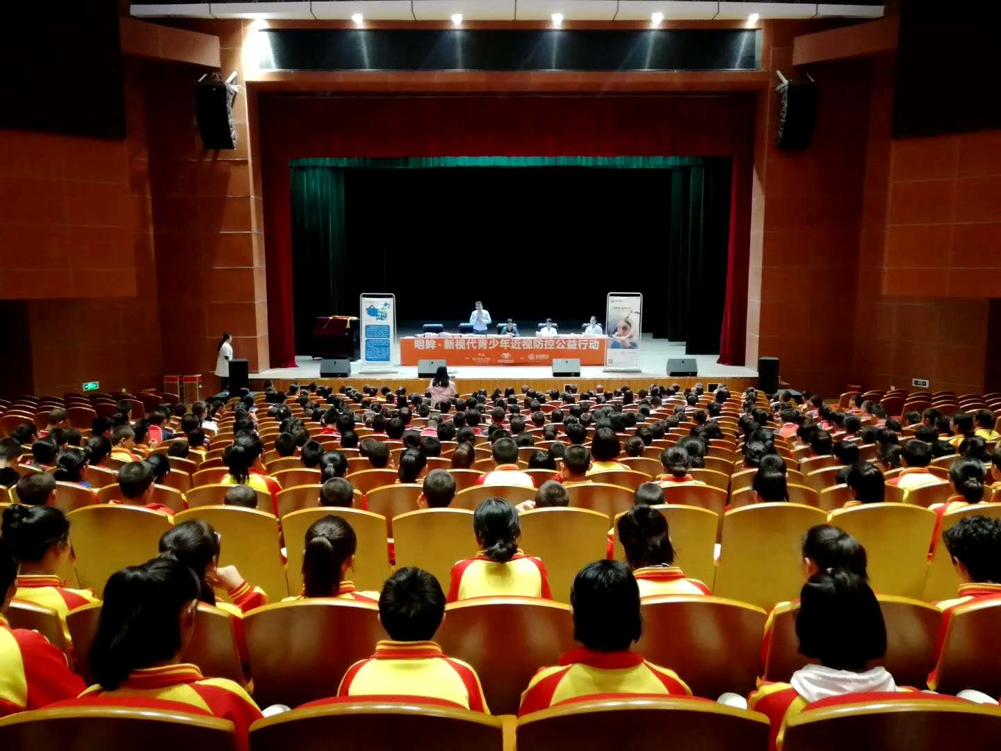 明眸新視代公益活動走進烏市第58中學，為貧困學生贈送眼鏡
