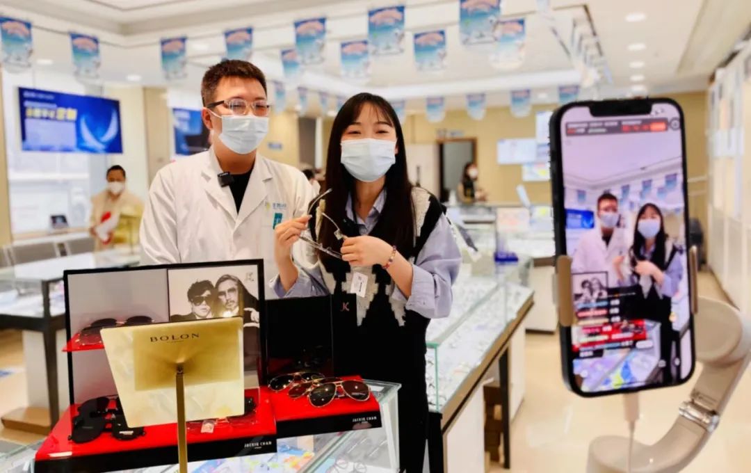 愛眼知識講座、眼部體檢，關(guān)愛女性眼健康