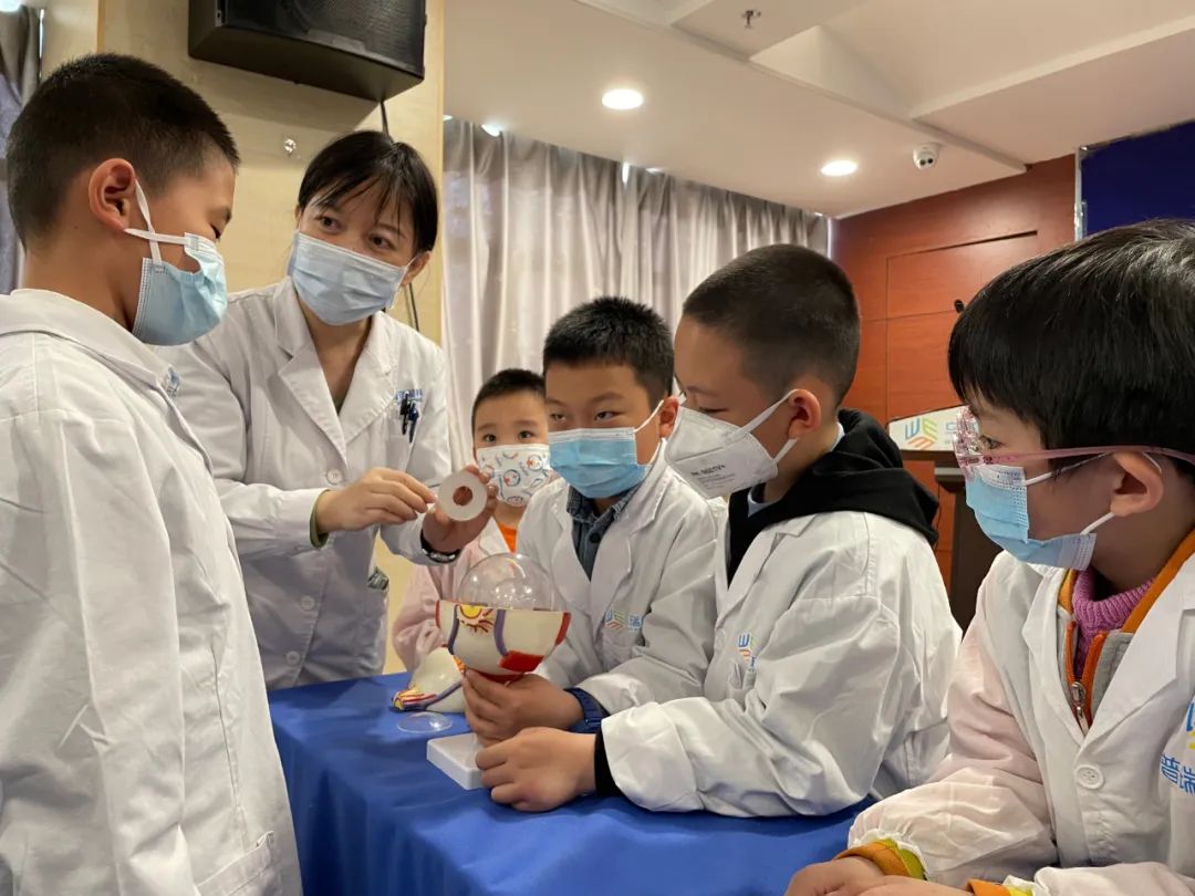 【愛護眼睛，從小做起】醫院里來了一群眼科小醫生